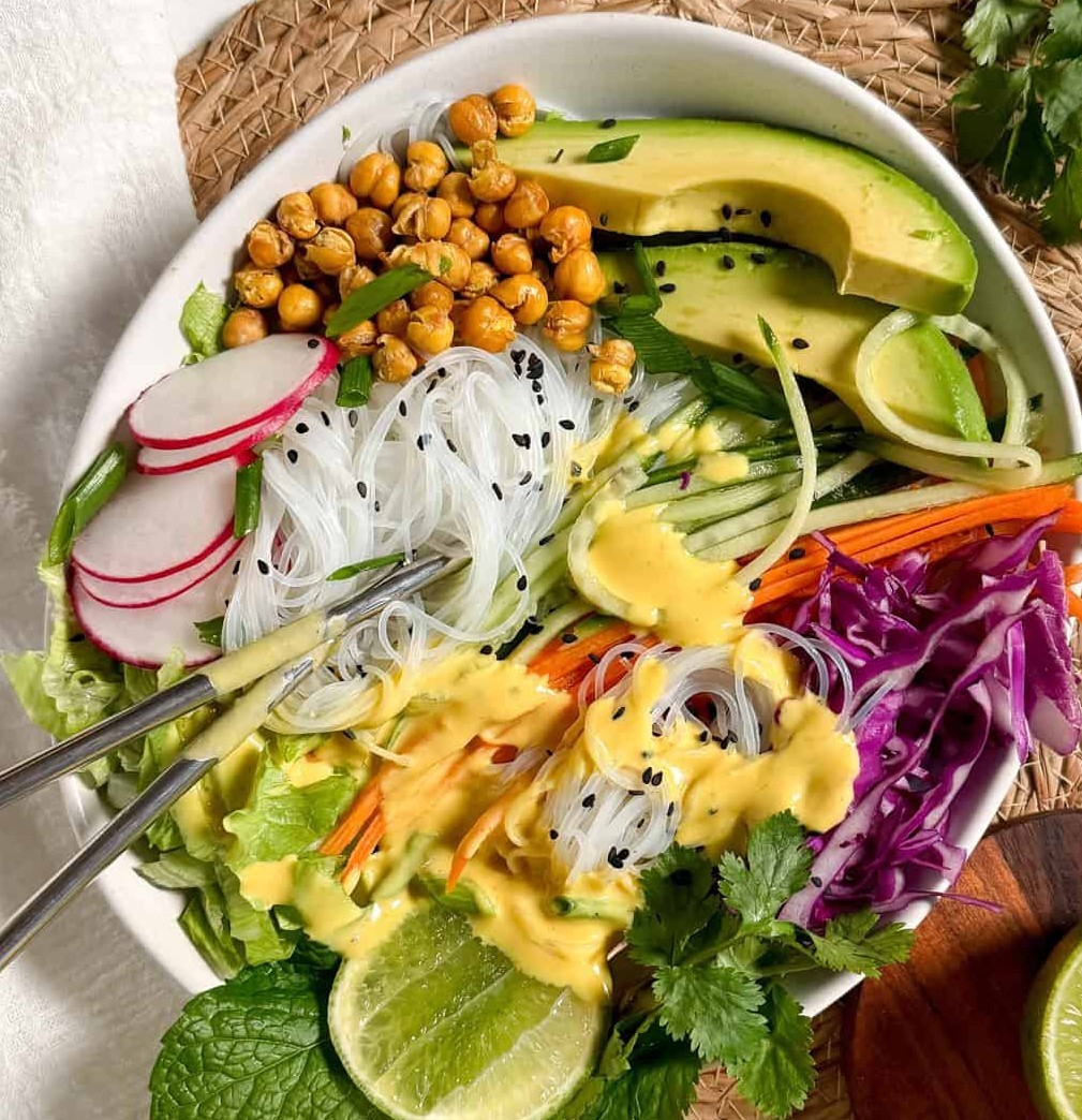 Nuudli-Buddha kauss riisinuudlitega (Noodle Buddha Bowl)